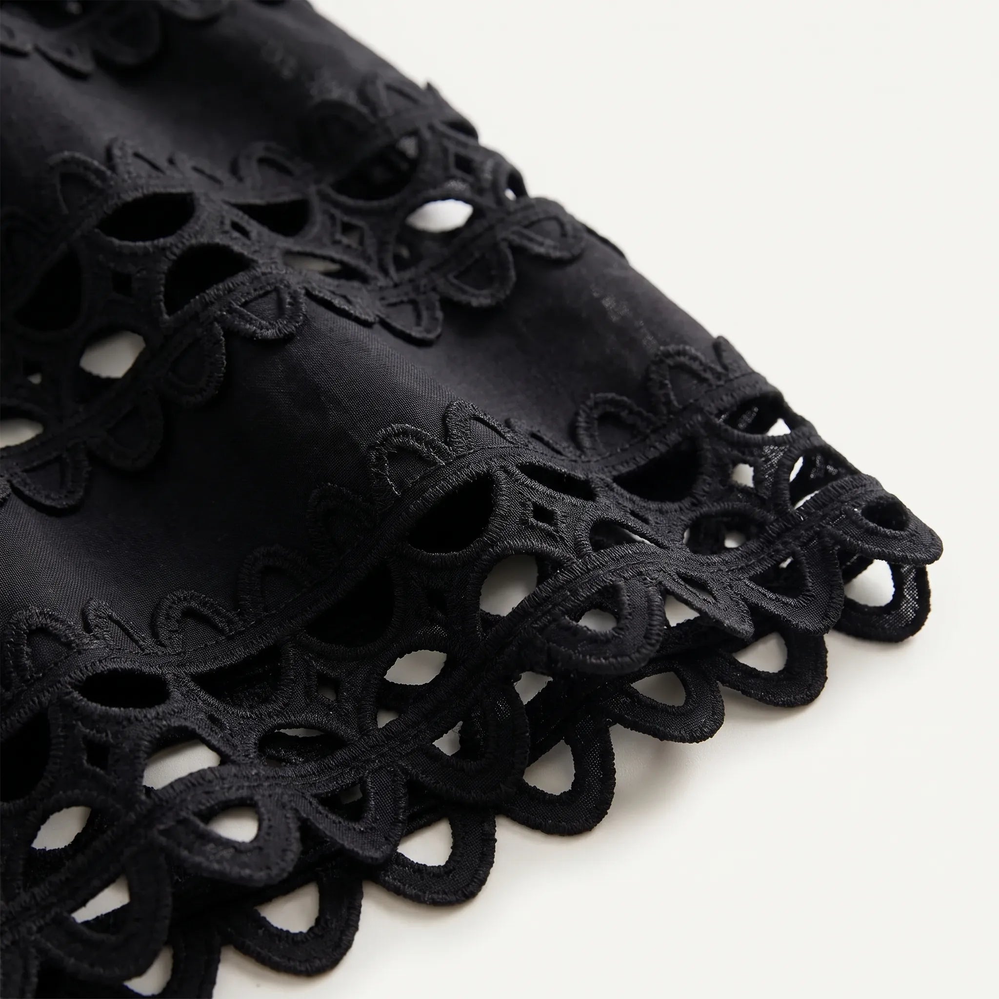 Noiria - Elegant Black Midi Dress