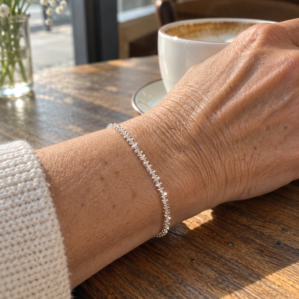 Livia Armband in Silber natürlich am Handgelenk getragen