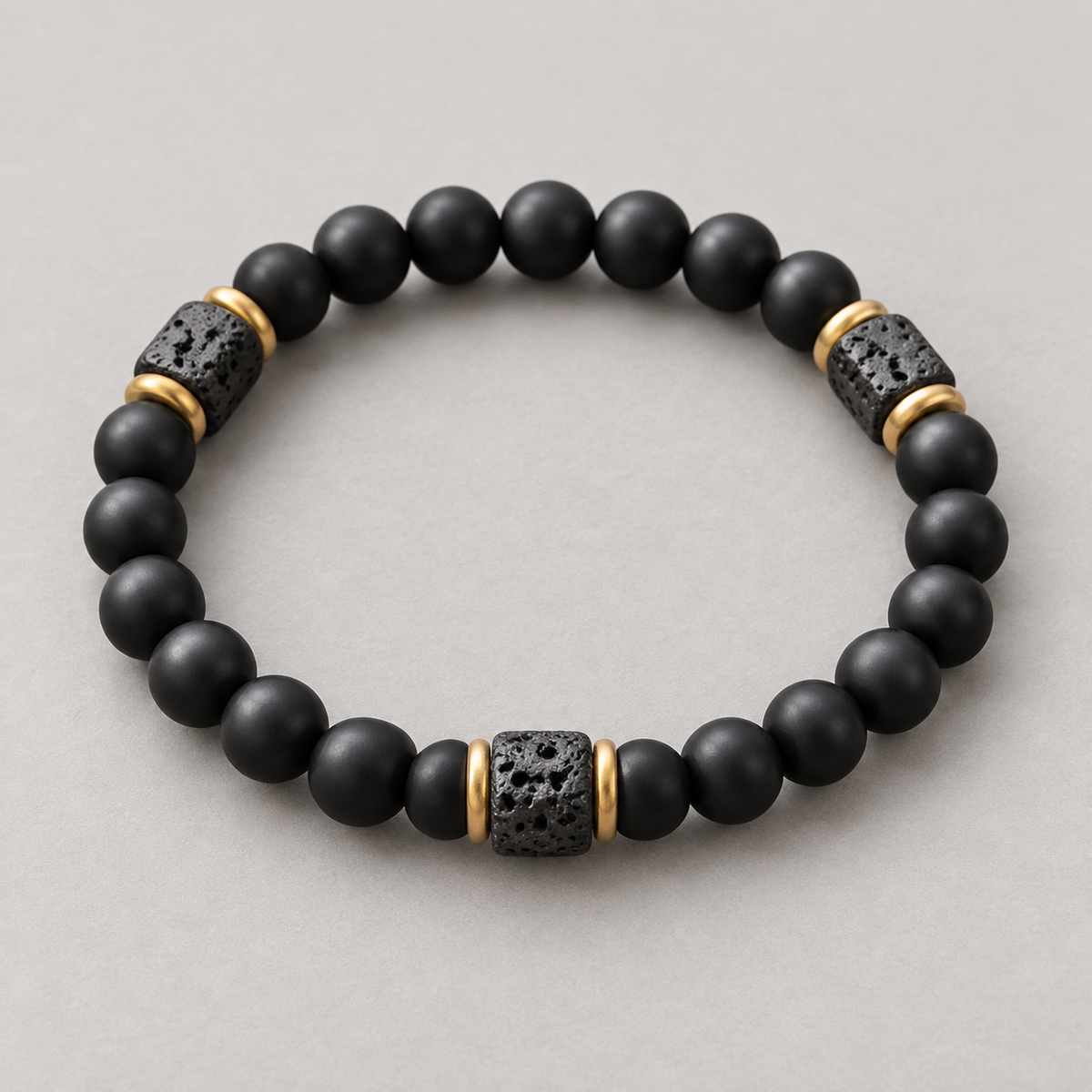 Marek elastisches Herrenarmband mit mattschwarzen Perlen und goldfarbenen Details